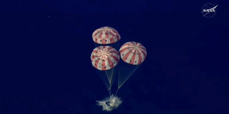 Artemis II: Επέστρεψαν στην γη οι 4 αστροναύτες μετά το ιστορικό ταξίδι στη Σελήνη - Δείτε βίντεο και φωτογραφίες