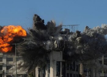 Οι Χούθι επιτέθηκαν ξανά στο Ισραήλ - Ισχυρές εκρήξεις σε αεροδρόμιο του Κουβέιτ και σε δεξαμενόπλοιο κοντά στο Κατάρ