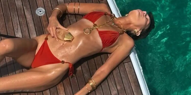 Η Μπέλα Χαντίντ ξεκίνησε τις καλοκαιρινές αποδράσεις