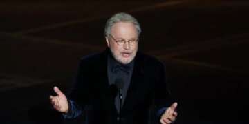 Επιστροφή του Μπίλι Κρίσταλ στο Μπρόντγουεϊ με μονόλογο για το σπίτι που έχασε στις πυρκαγιές του Λος Άντζελες