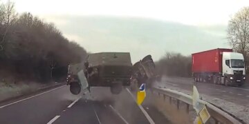 Βρετανία: Βίντεο από τροχαίο με στρατιωτικό όχημα να φέρνει «τούμπες» σε αυτοκινητόδρομο