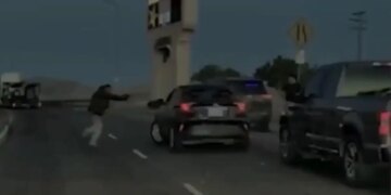 Καλιφόρνια: Η στιγμή που πράκτορες της ICE πυροβολούν οδηγό που προσπάθησε να τους παρασύρει με το αυτοκίνητό του