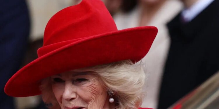 Η βασίλισσα Καμίλα ανακήρυξε την Σελίνα Μπράουν «Εθνική Ηρωίδα Ανάγνωσης» του Ηνωμένου Βασιλείου