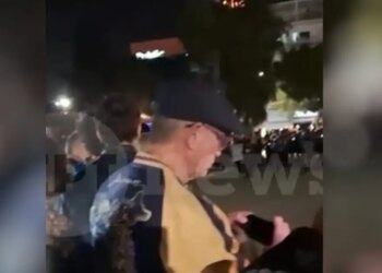 Ντάνιελ Κρεγκ και Ρέιτσελ Βάις παρακολούθησαν την περιφορά του Επιταφίου στη Γλυφάδα