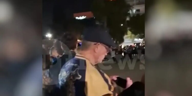 Ντάνιελ Κρεγκ και Ρέιτσελ Βάις παρακολούθησαν την περιφορά του Επιταφίου στη Γλυφάδα