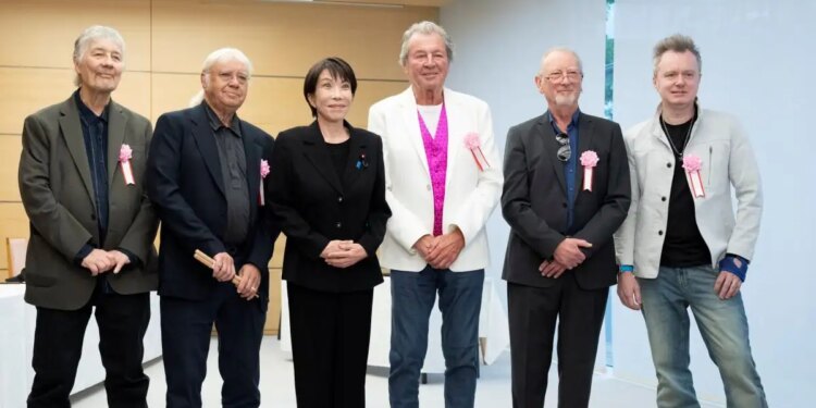 Οι Deep Purple συνάντησαν μία φανατική θαυμάστριά τους, την πρωθυπουργό της Ιαπωνίας στο Τόκιο