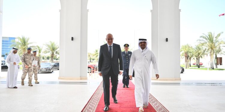 Συνάντηση Δένδια με τον αν. πρωθυπουργό του Κατάρ στην Ντόχα