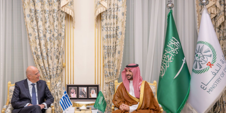 Στη Σαουδική Αραβία ο Ν. Δένδιας – Επίσκεψη στην ελληνική δύναμη που σταθμεύει εκεί και συνάντηση με τον Υπουργό Άμυνας της χώρας