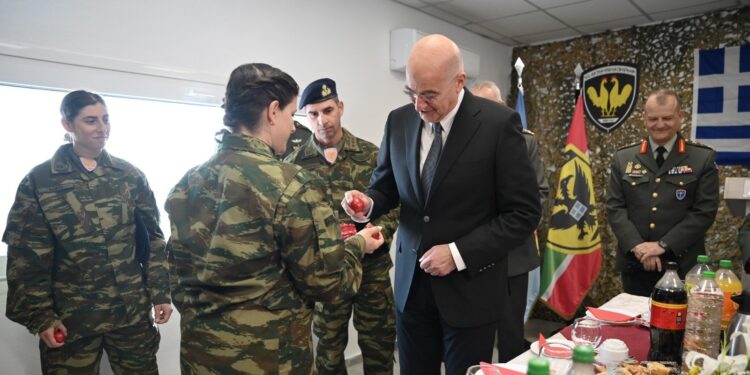 Δένδιας: Ευχές για το Πάσχα από το επιτηρητικό φυλάκιο «126» στον Έβρο