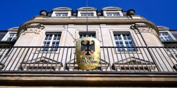 Μόναχο: Διανομέας πήδηξε πάνω στο καπό μιας Porsche για να αποφύγει σκυλιά, δικαστήριο των αθώωσε για τις ζημιές