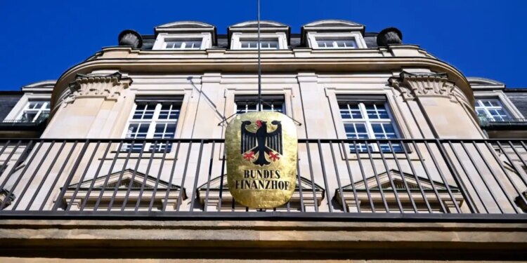 Μόναχο: Διανομέας πήδηξε πάνω στο καπό μιας Porsche για να αποφύγει σκυλιά, δικαστήριο των αθώωσε για τις ζημιές