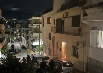 Επίθεση ομάδας κουκουλοφόρων στο σπίτι του Ισίδωρου Ντογιάκου – Δύο προσαγωγές υπόπτων