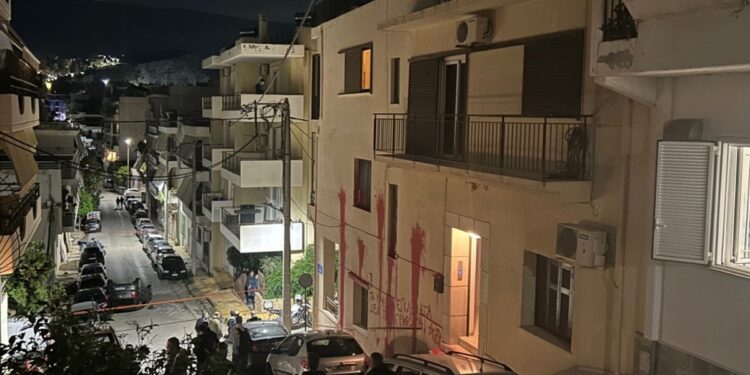 Επίθεση ομάδας κουκουλοφόρων στο σπίτι του Ισίδωρου Ντογιάκου – Δύο προσαγωγές υπόπτων