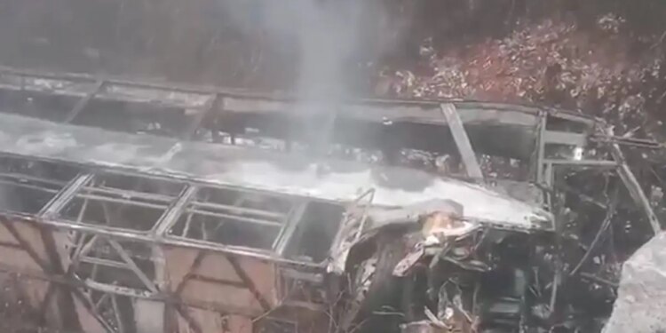 Τραγωδία στον Ισημερινό: 14 νεκροί και δεκάδες τραυματίες από πτώση λεωφορείου σε χαράδρα