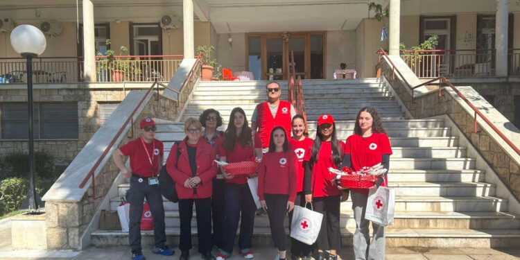 Ο Ελληνικός Ερυθρός Σταυρός προσέφερε στιγμές χαράς και κοινωνικοποίησης σε ηλικιωμένους στο Γηροκομείο Αθηνών ενόψει του Πάσχα