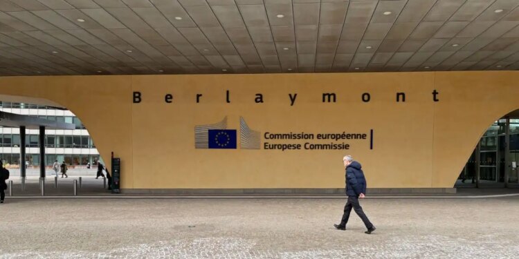 Κίνδυνος hacking στην Κομισιόν: Η ΕΕ κλείνει Signal group κορυφαίων αξιωματούχων