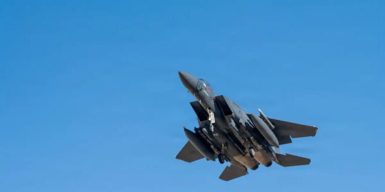 Αμερικανός βετεράνος πιλότος αποκαλύπτει πως επιβιώνεις αν πέσει το αεροσκάφος σου: «Να κρυφτείς, να βρεις νερό»