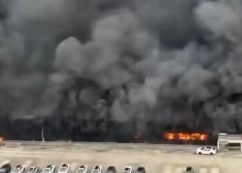 Μεγάλη φωτιά σε εργοστάσιο ηλεκτρικών αυτοκινήτων της BYD στην Κίνα - Πυκνός μαύρος καπνός σκέπασε τον ουρανό