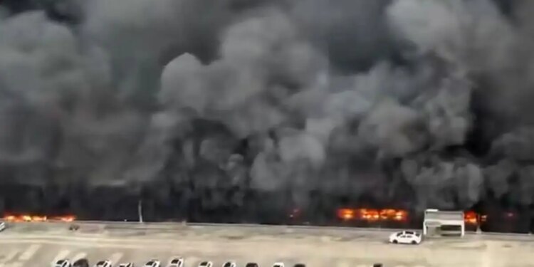 Μεγάλη φωτιά σε εργοστάσιο ηλεκτρικών αυτοκινήτων της BYD στην Κίνα - Πυκνός μαύρος καπνός σκέπασε τον ουρανό