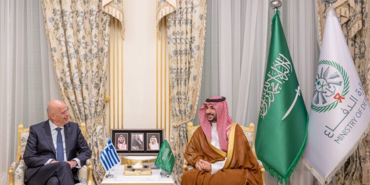 Συνάντηση Δένδια με τον υπουργό Άμυνας της Σαουδικής Αραβίας
