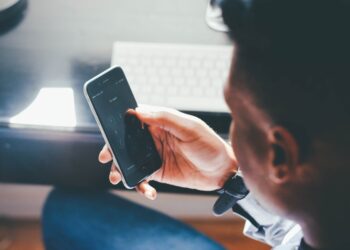 Νέα έρευνα ανατρέπει όσα πιστεύαμε για το μπλε φως του κινητού και τον ύπνο