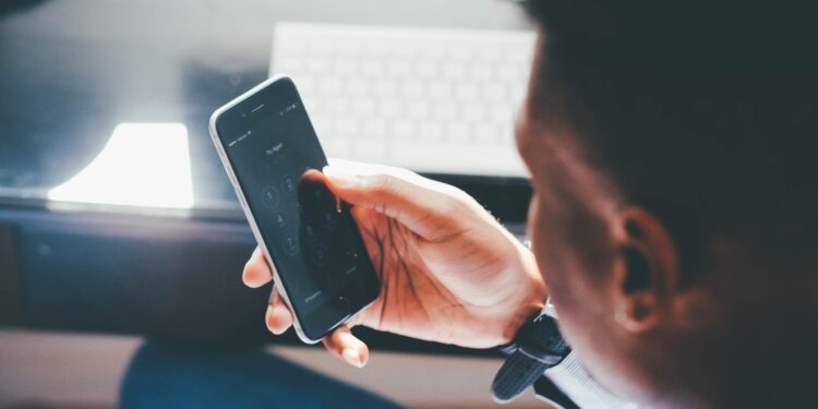 Νέα έρευνα ανατρέπει όσα πιστεύαμε για το μπλε φως του κινητού και τον ύπνο