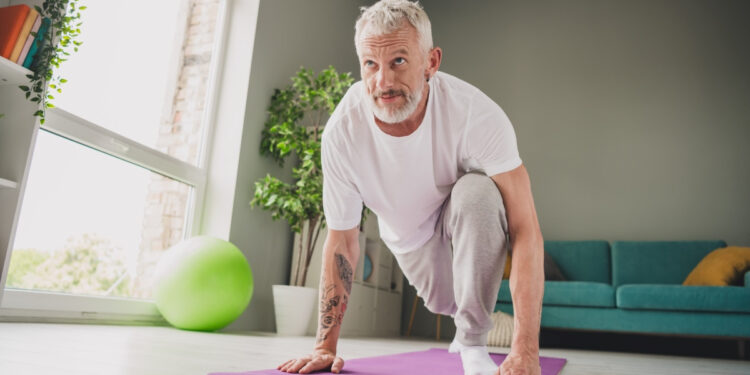 Ένας απλός οδηγός για να διατηρήσετε τη φόρμα σας χωρίς να χρειάζεστε το γυμναστήριο