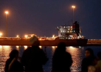 Φωτιά στα Στενά του Ορμούζ: «Τα κλείσαμε» λέει ο Τραμπ, «θα σας πνίξουμε» απαντά η Τεχεράνη