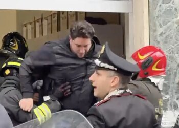 Ληστεία α λα Casa de Papel σε τράπεζα στη Νάπολη: Οι ληστές φορούσαν μάσκες διάσημων ηθοποιών, κράτησαν 25 ομήρους και διέφυγαν με κινηματογραφικό τρόπο