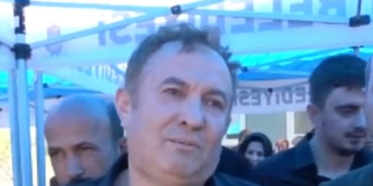 Ayla Kara: Λιποθύμησε στην κηδεία ο σύζυγός της καθηγήτριας που σκοτώθηκε στο μακελειό στην Τουρκία - Σπαρακτικές στιγμές