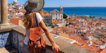 Ξεκινά σήμερα η υποβολή αιτήσεων για τον Κοινωνικό Τουρισμό – Τα κριτήρια και οι δικαιούχοι