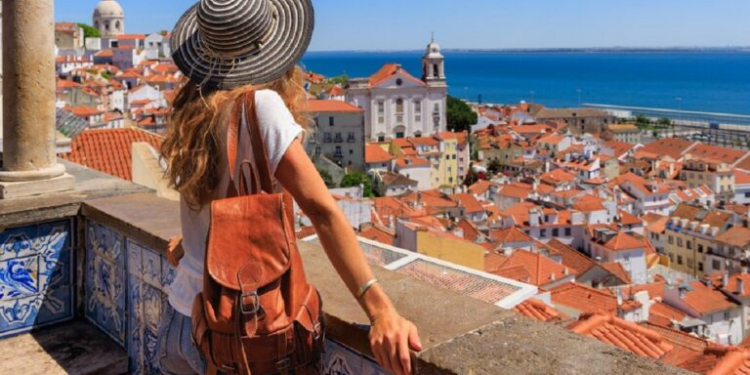 Ξεκινά σήμερα η υποβολή αιτήσεων για τον Κοινωνικό Τουρισμό – Τα κριτήρια και οι δικαιούχοι