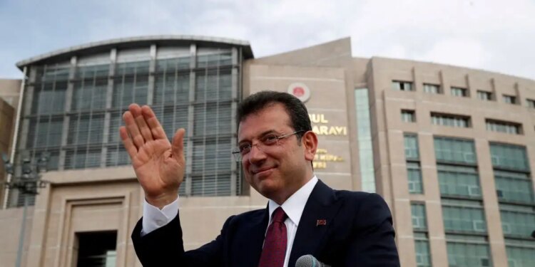 Εκρέμ Ιμάμογλου: Νέα εισαγγελική έρευνα εναντίον του για «προσβολή δημόσιου λειτουργού»