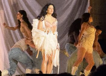 Ποια διάσημη Ελληνίδα τραγουδίστρια ζήτησε το λογαριασμό στη Rosalia;