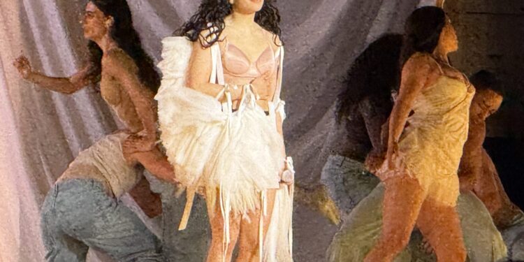 Ποια διάσημη Ελληνίδα τραγουδίστρια ζήτησε το λογαριασμό στη Rosalia;