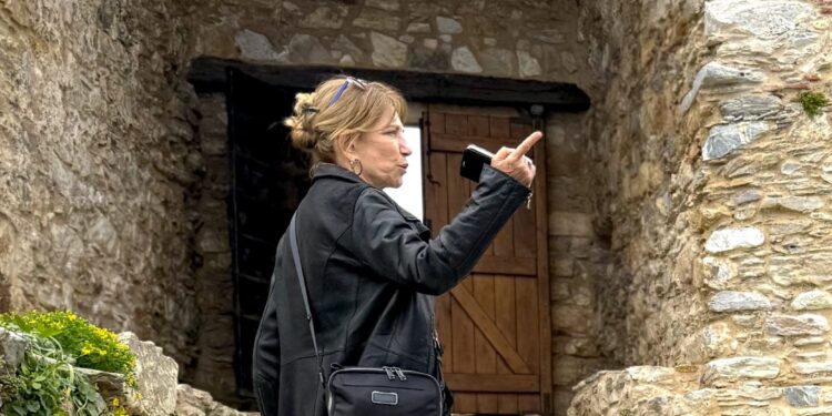 Η Όλια Λαζαρίδου φέρνει τα «Άνθη του Γιαλού» στο Κάστρο της Σκιάθου