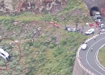 Ισπανία: Τουριστικό λεωφορείο ανατράπηκε και έπεσε σε χαράδρα στα Κανάρια Νησιά - Ένας νεκρός και 3 σοβαρά τραυματίες