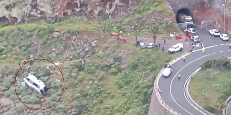 Ισπανία: Τουριστικό λεωφορείο ανατράπηκε και έπεσε σε χαράδρα στα Κανάρια Νησιά - Ένας νεκρός και 3 σοβαρά τραυματίες