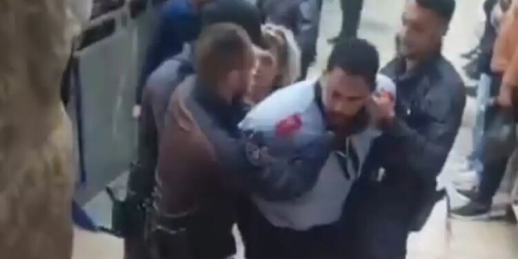 Ιερουσαλήμ: Καταγγελίες για βίαιες προσαγωγές Παλαιστίνιων χριστιανών στην πομπή του Αγίου Φωτός