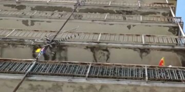 Ιταλία: Πέταξε τα παιδιά της από τον 3ο όροφο και βούτηξε στο κενό – 3 νεκροί, μάχη για τη ζωή της δίνει η μία κόρη της