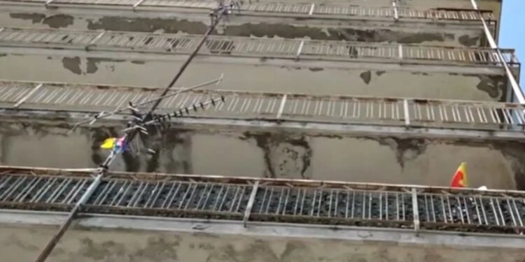 Ιταλία: Πέταξε τα παιδιά της από τον 3ο όροφο και βούτηξε στο κενό – 3 νεκροί, μάχη για τη ζωή της δίνει η μία κόρη της