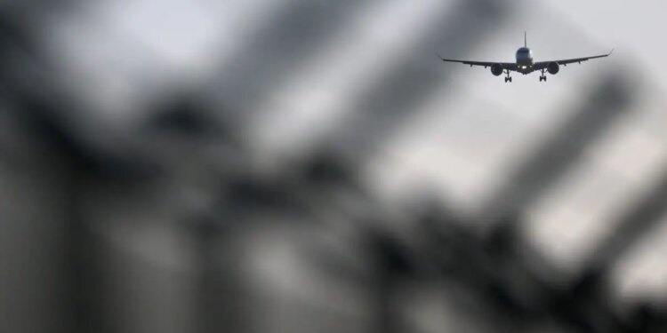 Ιράν: Άνοιξε ο εναέριος χώρος για πρώτη φορά μετά την έναρξη του πολέμου