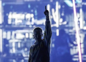 Η εμφάνιση του σούπερ σταρ στο Φεστιβάλ Coachella με φόντο βίντεό του στο YouTube