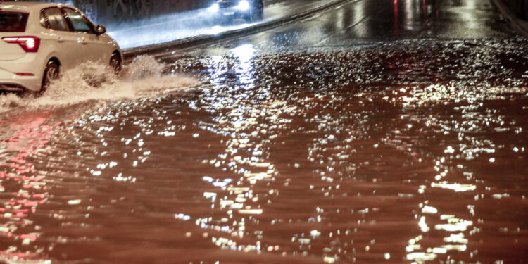 Κακοκαιρία Erminio: Νεκρός άνδρας στη Νέα Μάκρη – Πλημμύρες και ζημιές σε ανατολική Αττική, Πόρο, Ρόδο, Σίκινο