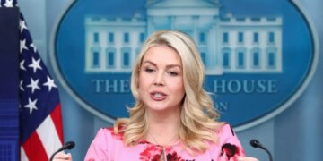 ΗΠΑ: Η Καρολάιν Λέβιτ αποχωρεί από τον Λευκό Οίκο με άδεια μητρότητας