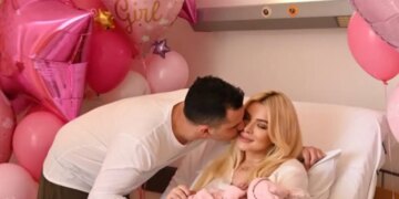 Ο Παναγιώτης Κουτσουμπής ανέβασε φωτογραφία της μικρής κορούλας τους