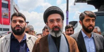 Ανάλυση Axios: Πώς το τελεσίγραφο του Τραμπ λύγισε τον Μοτζτάμπα Χαμενεΐ – Το παρασκήνιο της εκεχειρίας