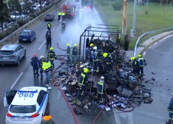 Μποτιλιάρισμα στην άνοδο του Κηφισού από πυρκαγιά σε φορτηγό στο ύψος της Αχαρνών