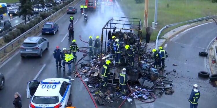 Μποτιλιάρισμα στην άνοδο του Κηφισού από πυρκαγιά σε φορτηγό στο ύψος της Αχαρνών