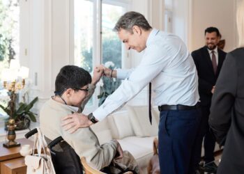 Μαθητή Ειδικού Σχολείου που του είχε στείλει επιστολή συνάντησε ο Κ. Μητσοτάκης – Δέσμευση για δομές και υπηρεσίες σε άτομα με αναπηρία